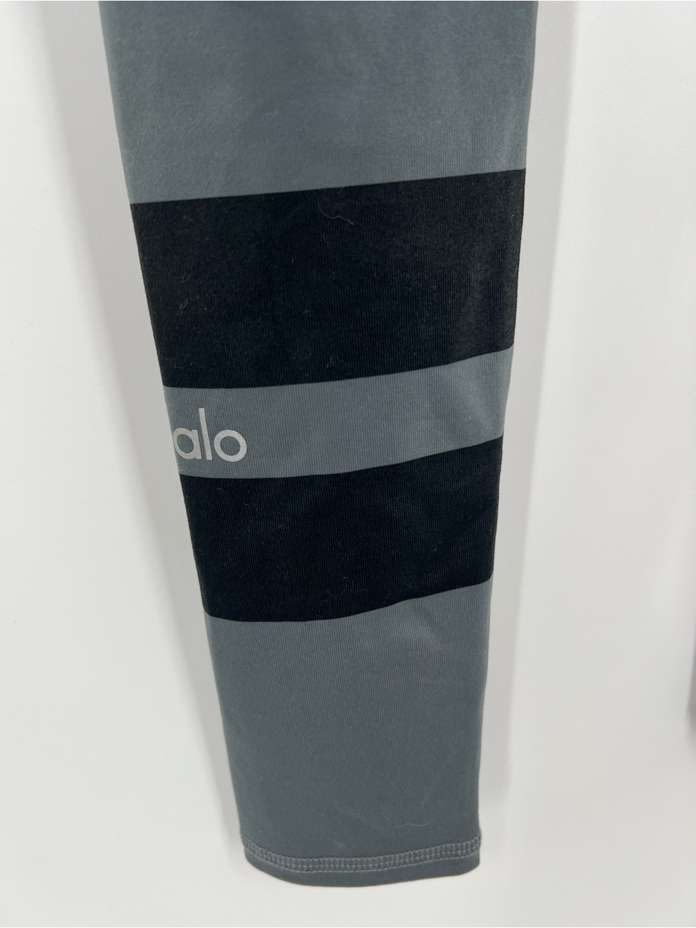 Alo Yoga High Waist Airbrush Capri Gradient Black Size XS - Picture 6 of 7